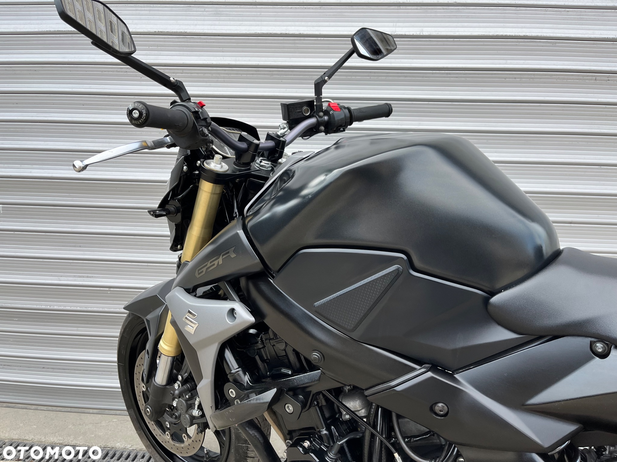 Suzuki GSR - 17