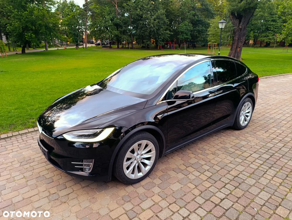 Tesla Model X - 15