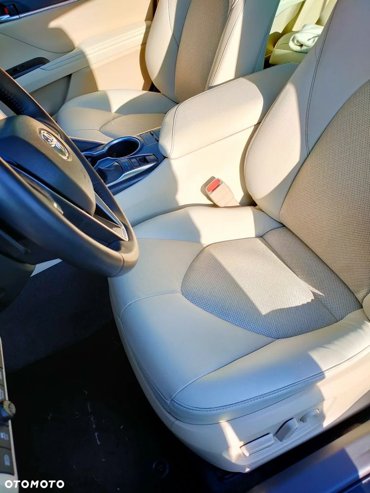 Toyota Camry 2.5 Hybrid Executive CVT - 16