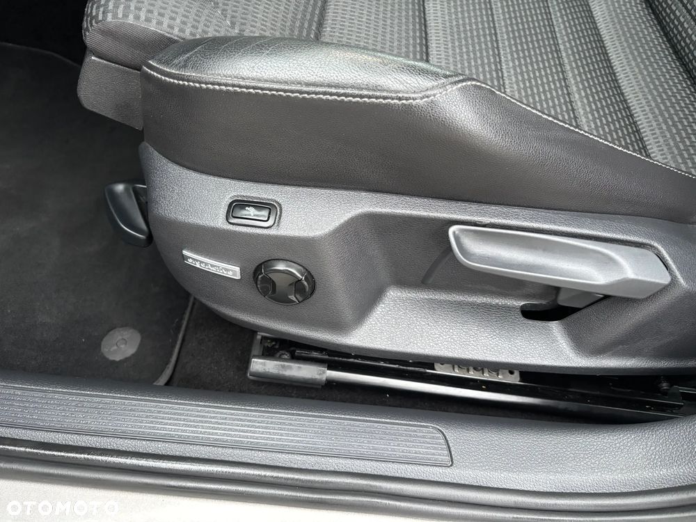 Volkswagen Golf 2.0 TDI (BlueMotion Technology) Highline - 26