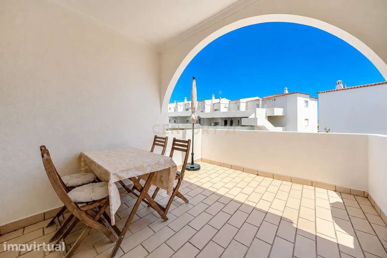 Apartamento T1 com piscina, elevador, jardim a  900 metros da praia. - Grande imagem: 2/26