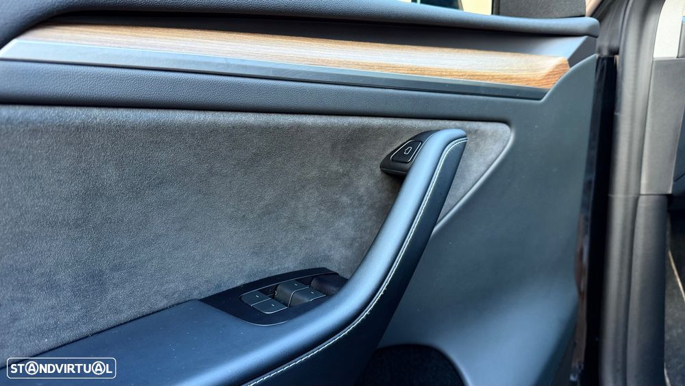 Tesla Model Y Long-Range RWD - 11