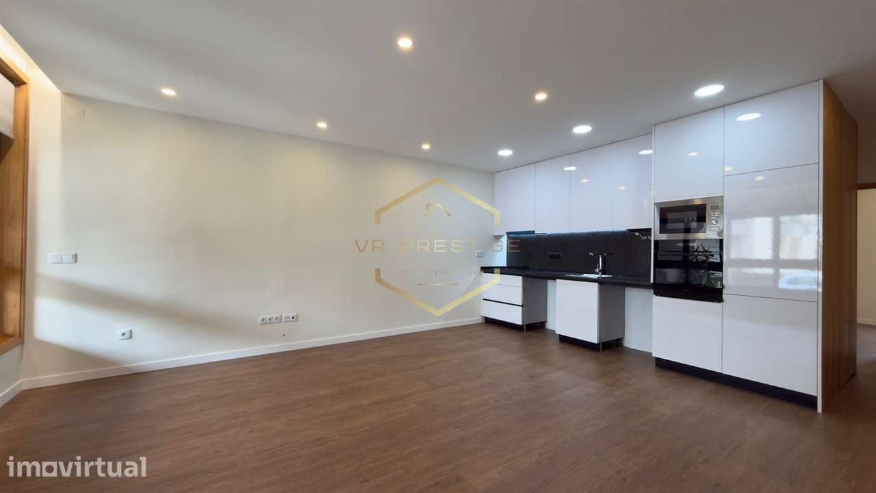 Apartamento T2 totalmente remodelado com Terraço no coração das Caxina - Grande imagem: 2/14