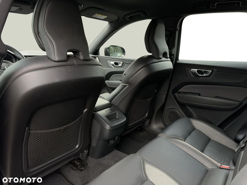 Volvo XC 60 B4 D AWD Plus Dark - 16