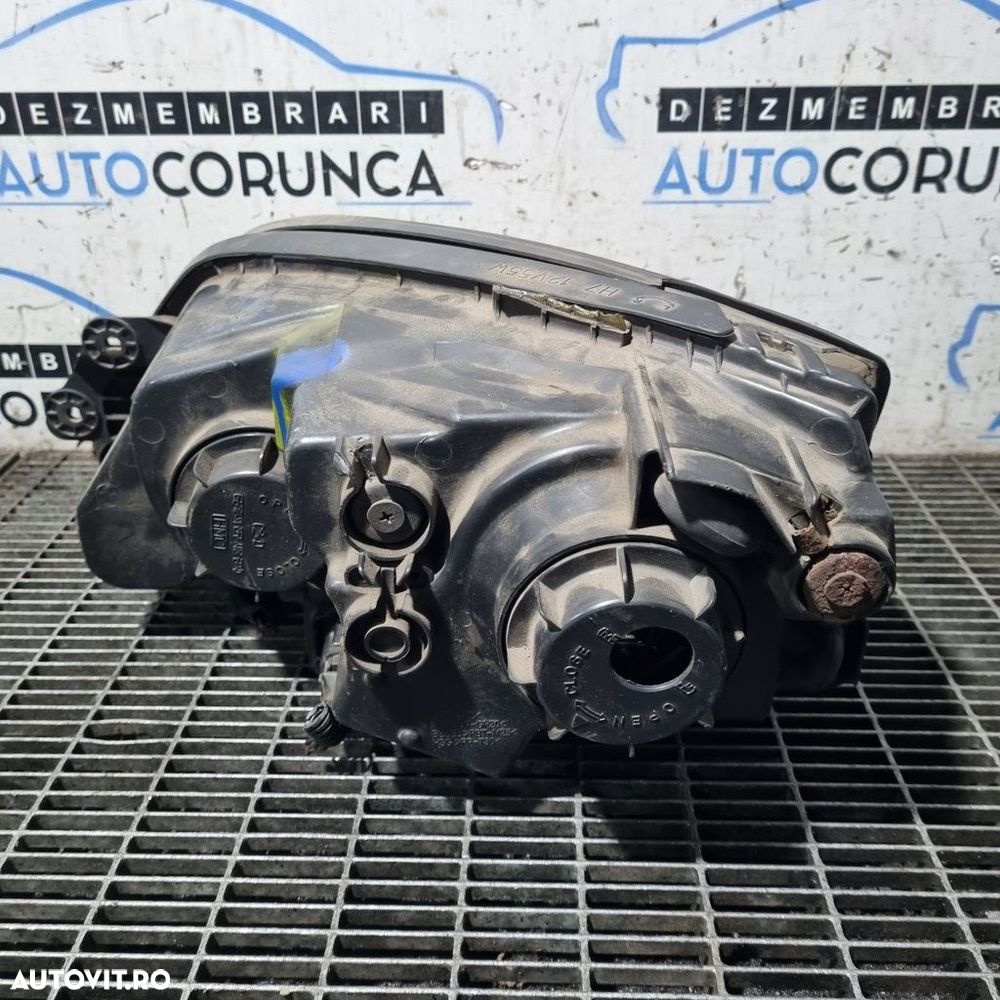 Far Dreapta Kia Sorento 2002 - 2009 SUV 4 Usi (453) Fara xenon NU ARE COD - 4