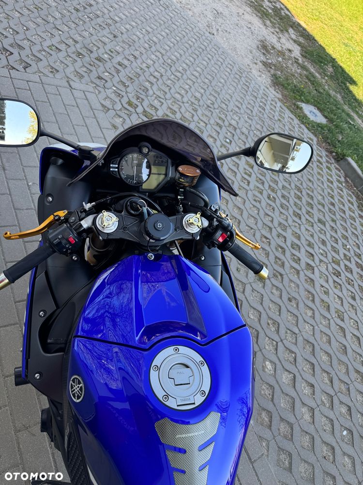 Yamaha R1 - 12