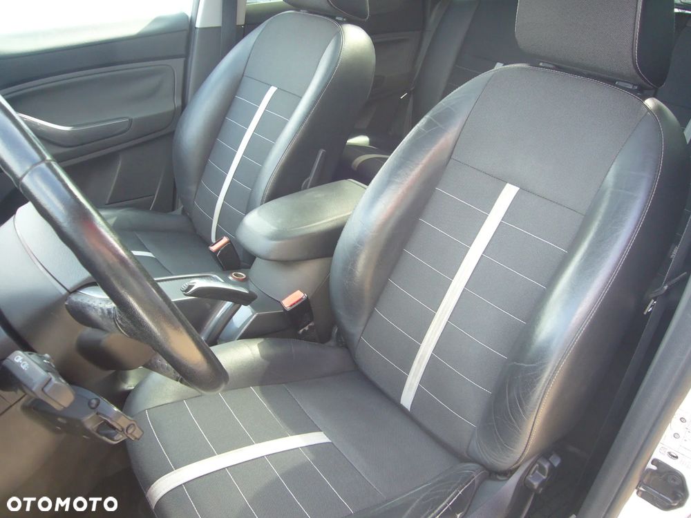 Ford Kuga 2.0 TDCi 2x4 Titanium - 12