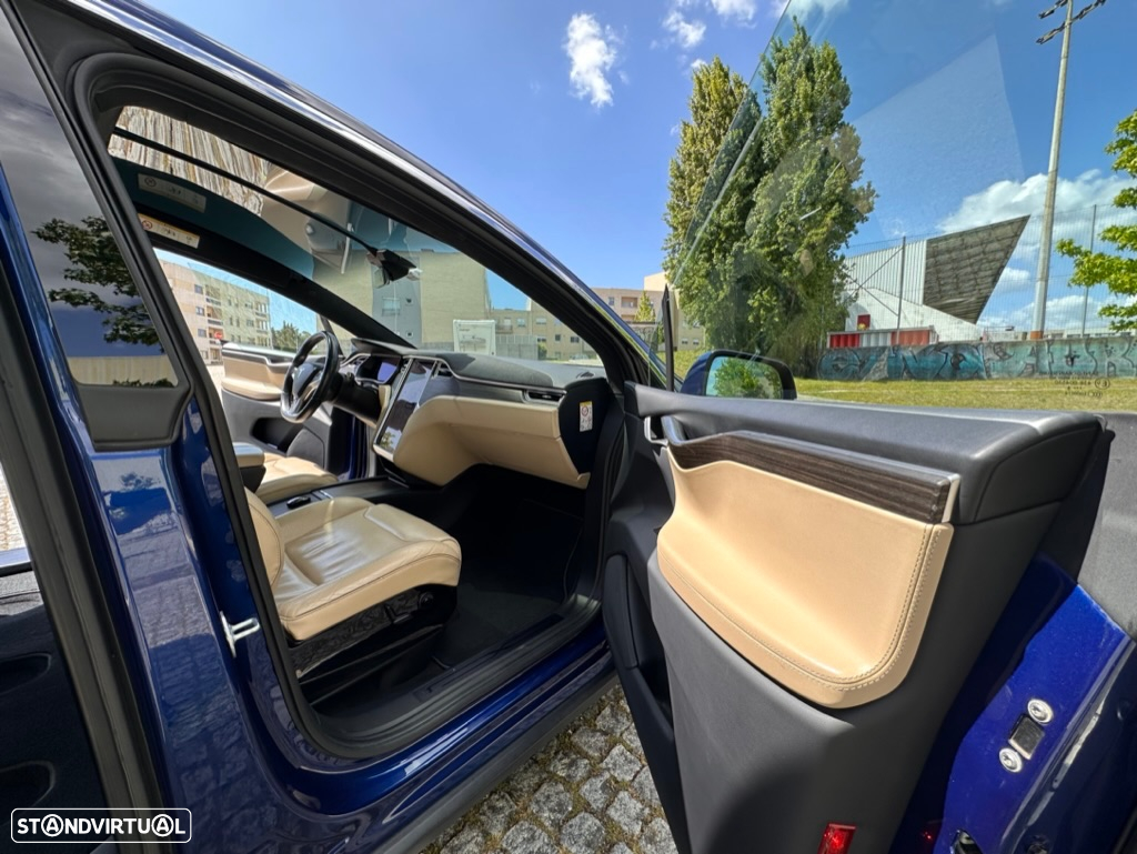 Tesla Model X 90D - 6