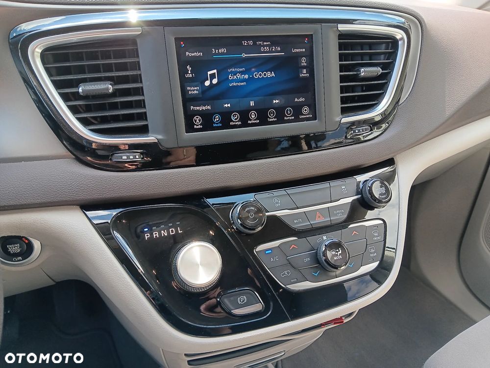 Chrysler Pacifica - 8
