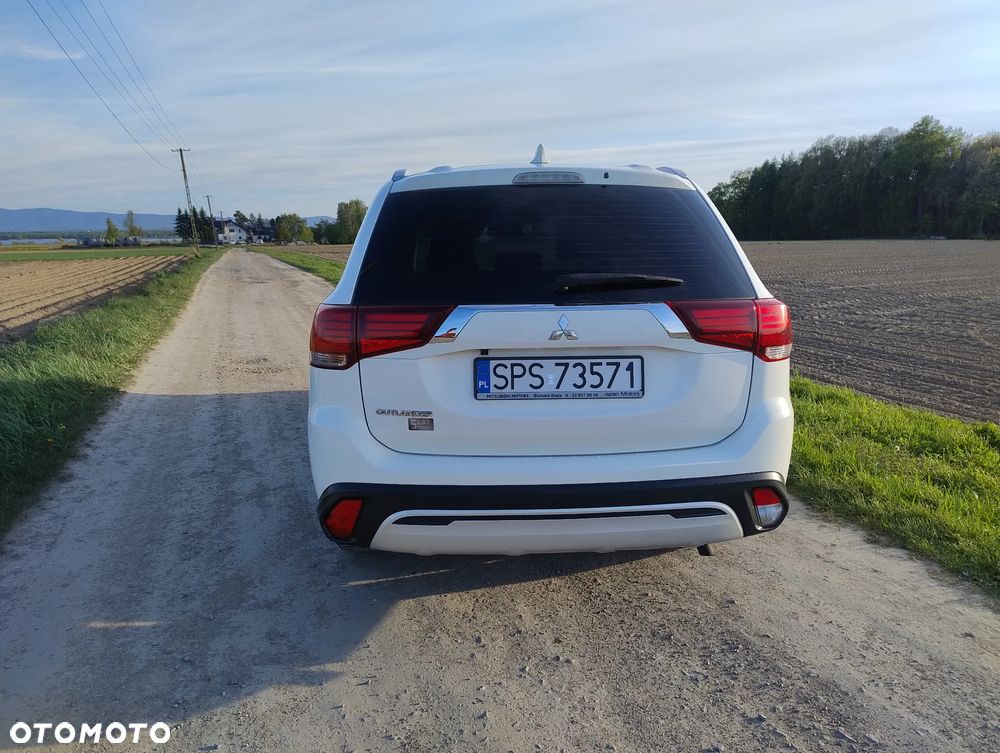 Mitsubishi Outlander 2.0 Invite + 2WD - 7