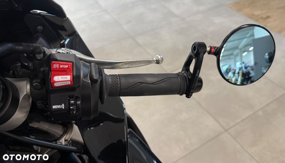 Yamaha R1 - 9