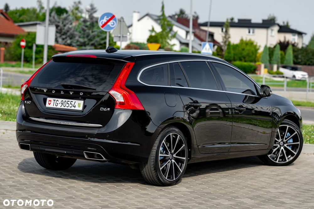 Volvo V60 D6 AWD Plug-in Hybrid Summum - 10