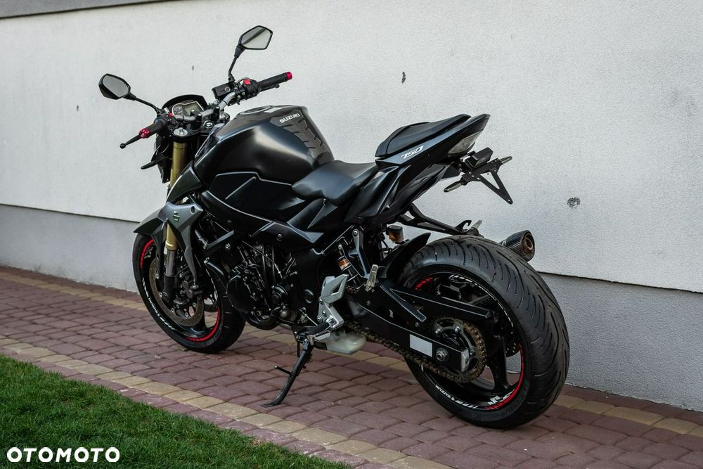 Suzuki GSR - 5