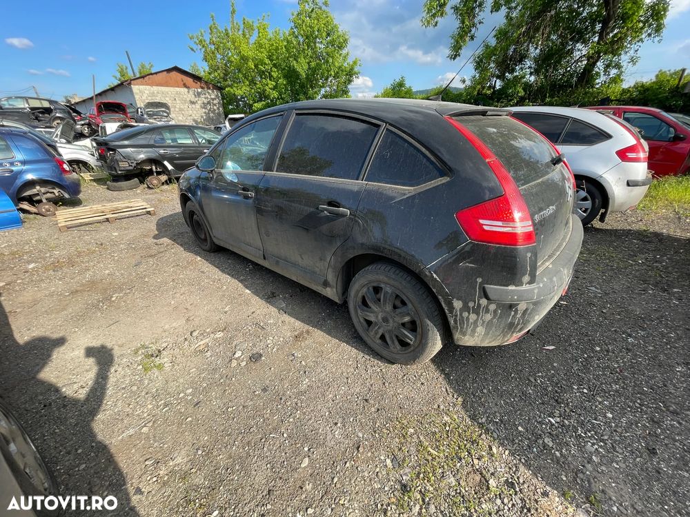 Dezmembrez Citroen C4 I Hatchback 1.4i 16v 65kW 88Cp negru an 2005 - 3
