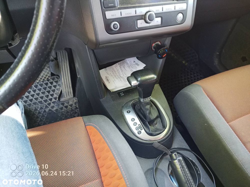 Volkswagen Touran 2.0 TDI DPF Cross DSG - 4