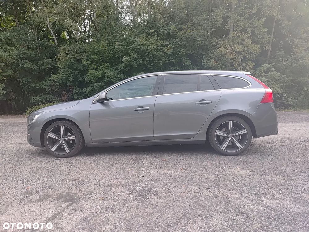Volvo V60 D4 R-Design - 3