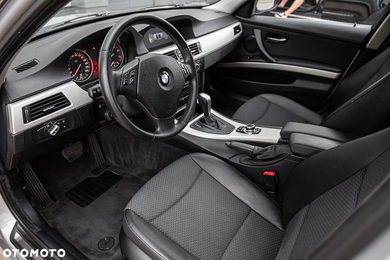BMW Seria 3 325i xDrive Touring - 16