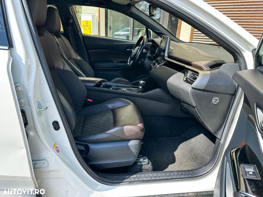 Toyota C-HR ver-1-8-hsd-122-cp-4x2-cvt-style - 4