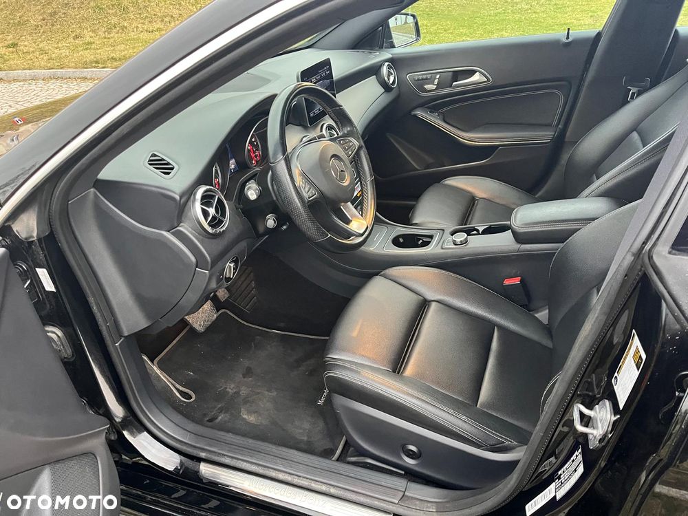 Mercedes-Benz CLA 250 4Matic 7G-DCT - 11