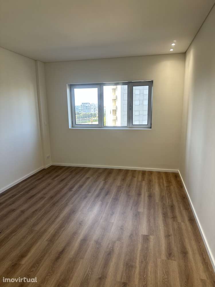 Apartamento T2 totalmente remodelado a apenas 100 metros da praia - Grande imagem: 4/16