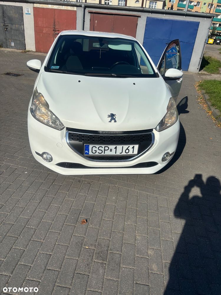 Peugeot 208 2012 photo 2