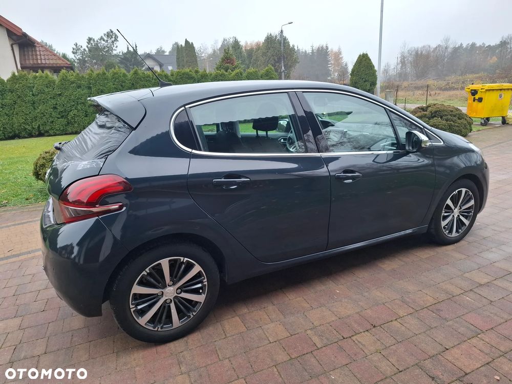 Peugeot 208 - 8