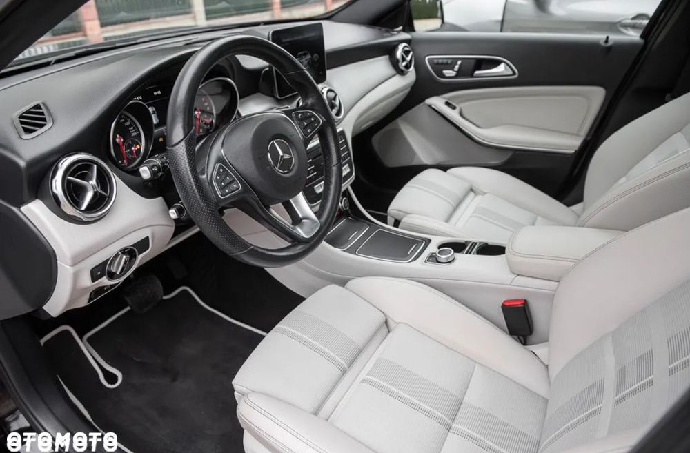 Mercedes-Benz GLA 200 7G-DCT AMG Line - 14