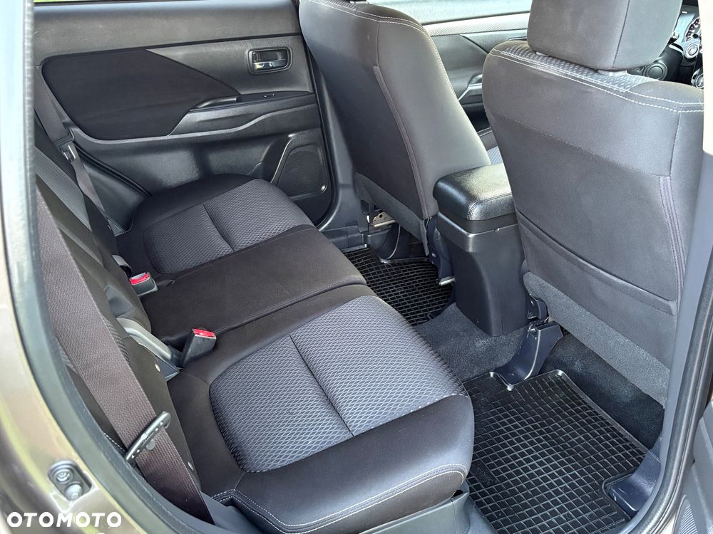 Mitsubishi Outlander 2.0 Instyle + 4WD CVT - 16