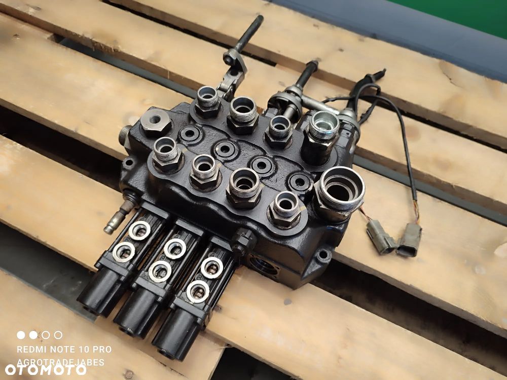 Rozdzielacz  7GHI514095  AMMANN Manitou MLT 627 - 10