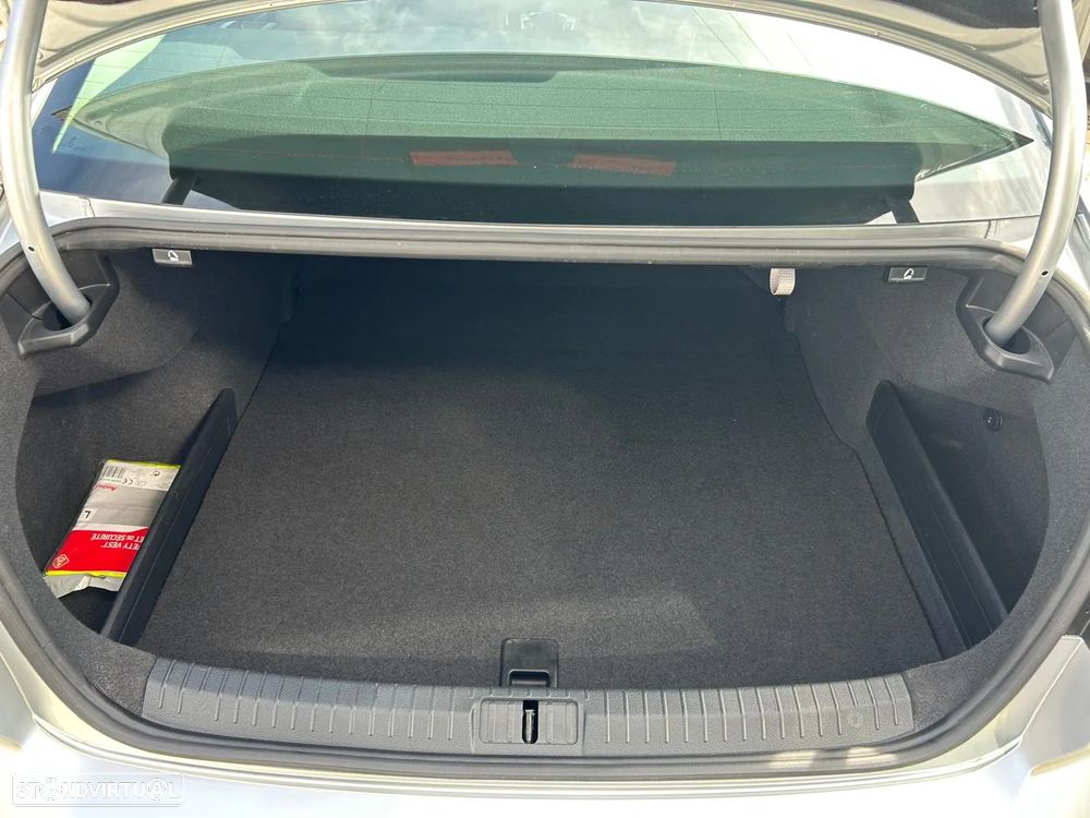 VW Passat 1.6 TDI Confortline - 8