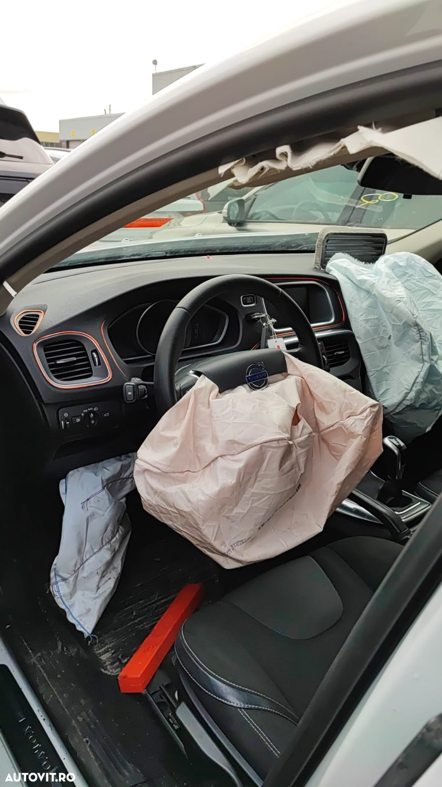 Dezmembram Volvo v40 2016 2.0 dieste euro 6 94.000 km - 6