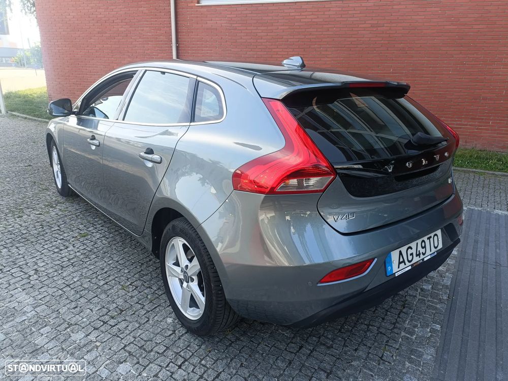 Volvo V40 1.6 D2 Eco Momentum — fotografia 2