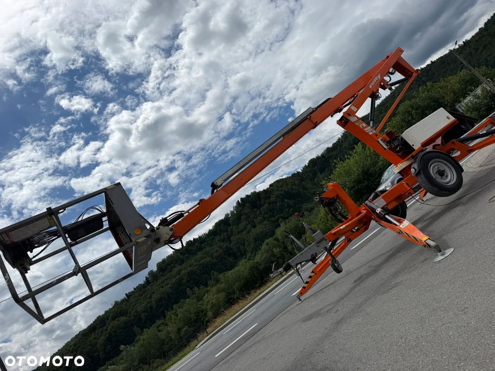 Nifty 120TAC Zwyżka koszowa 12 metrów Podnośnik HDS. jak nówka z salonu. 2016 rok. PRĄD 230v. 4 sekcje sterowania na dole. Nowy model! Z komuny Norweskiej. Używana była 1 raz do roku. Serwisowana w DEKRA do końca OKAZJA. Zwyżka Obrotowa. Poziomowanie kosza. Pełna Hydraulika. Sterowanie góra dół! Wysuwane ramie. Wieniec tryby zero zużycia! Ani deka luzów i wycieków.  Mała lekk i zwinna zwyżka o potężnym zasięgu. OKAZJA TANIO - 31