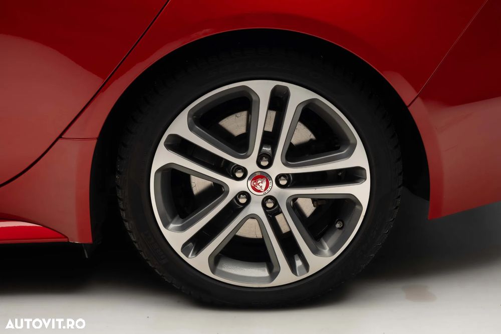 Jaguar XE 2.0 AWD Portfolio - 11