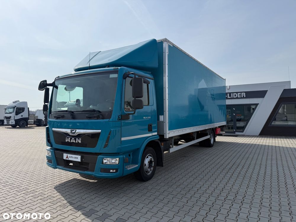 MAN TGL 12.220 / KONTENER + WINDA / 117 000 KM / ROLETA / TYŁ PODUSZKA / Z FRANCJI / STAN BDB / / / - 1