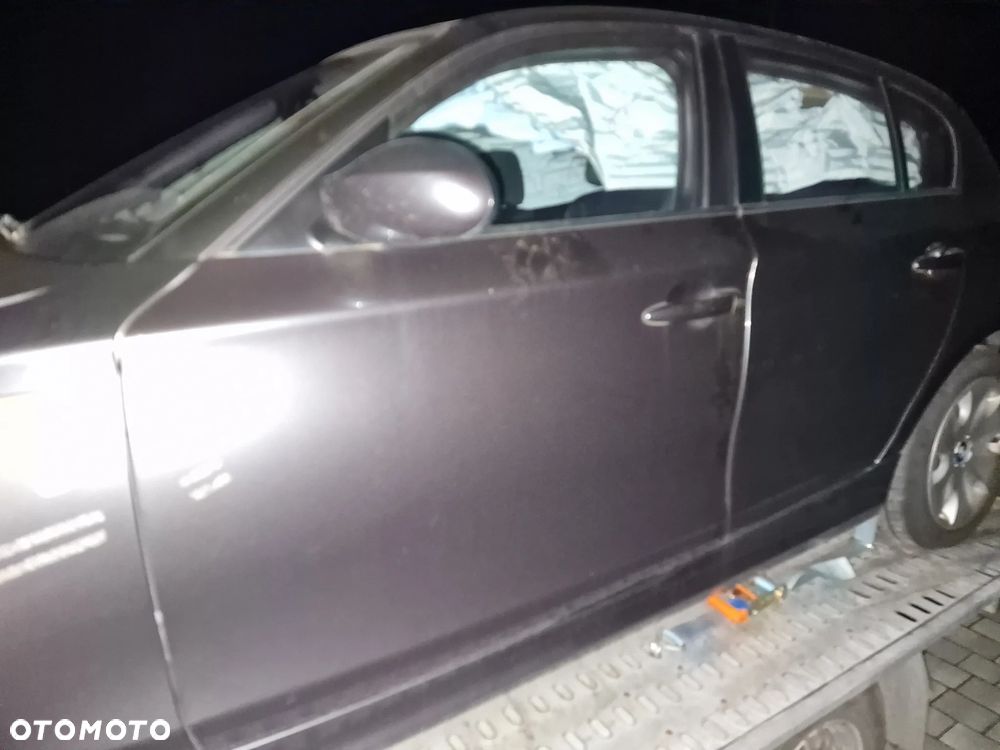 Drzwi  lewy  przód  BMW  e87 w kolorze  A22 - 1