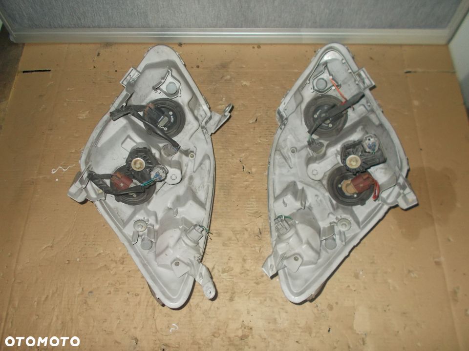 TOYOTA COROLLA VERSO LIFT LAMPA PRAWA - 2