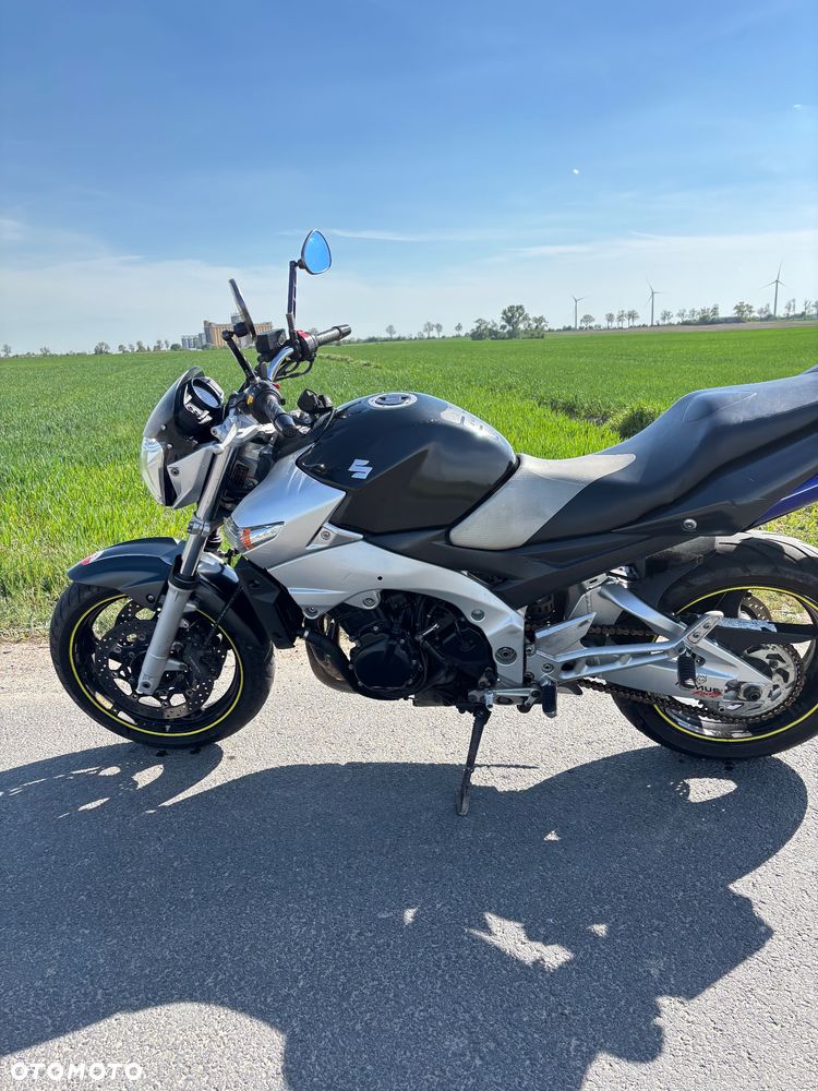 Suzuki GSR - 4