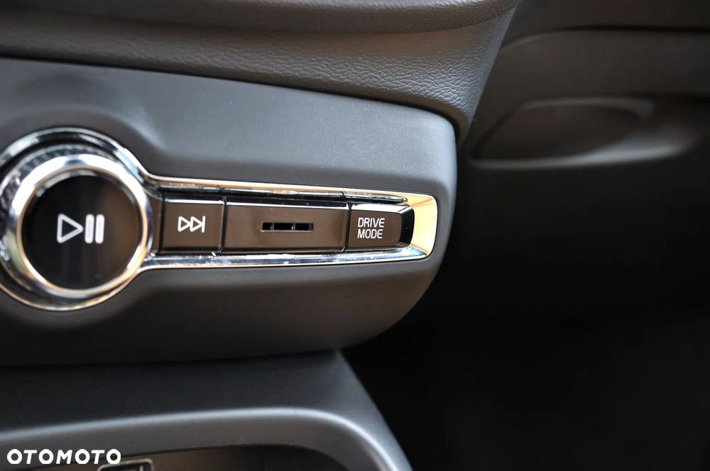 Volvo XC 40 D4 AWD Momentum Pro - 33