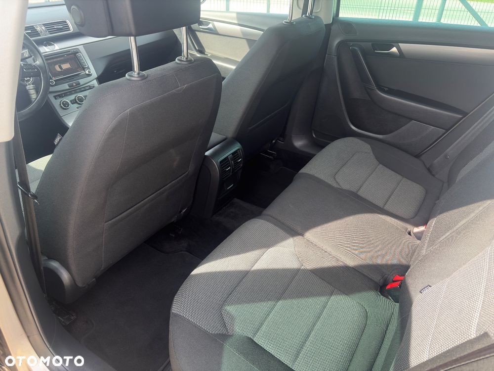Volkswagen Passat 2.0 TDI 4Motion BlueMotion Technol Comfortline - 12