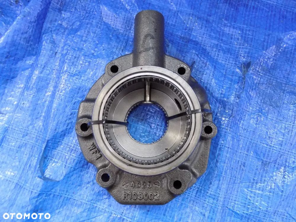 obudowa pompy skrzyni biegów r109002 john deere 6300 6100 6200 6400 - 1