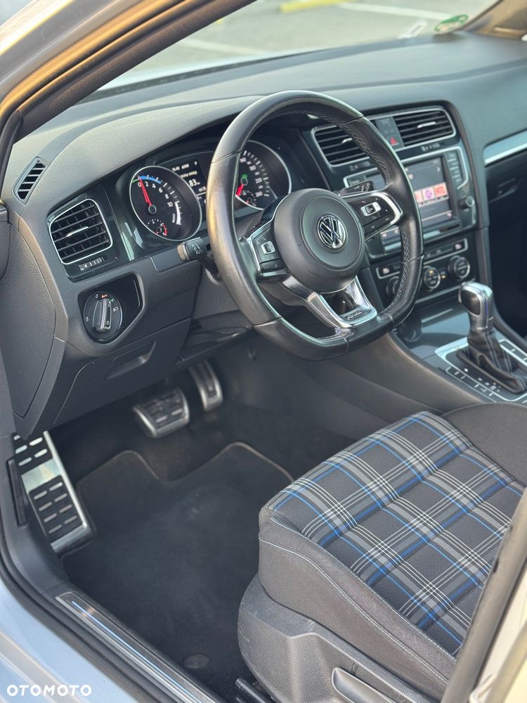 Volkswagen Golf - 18