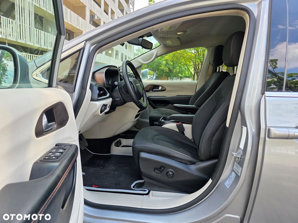 Chrysler Pacifica - 5