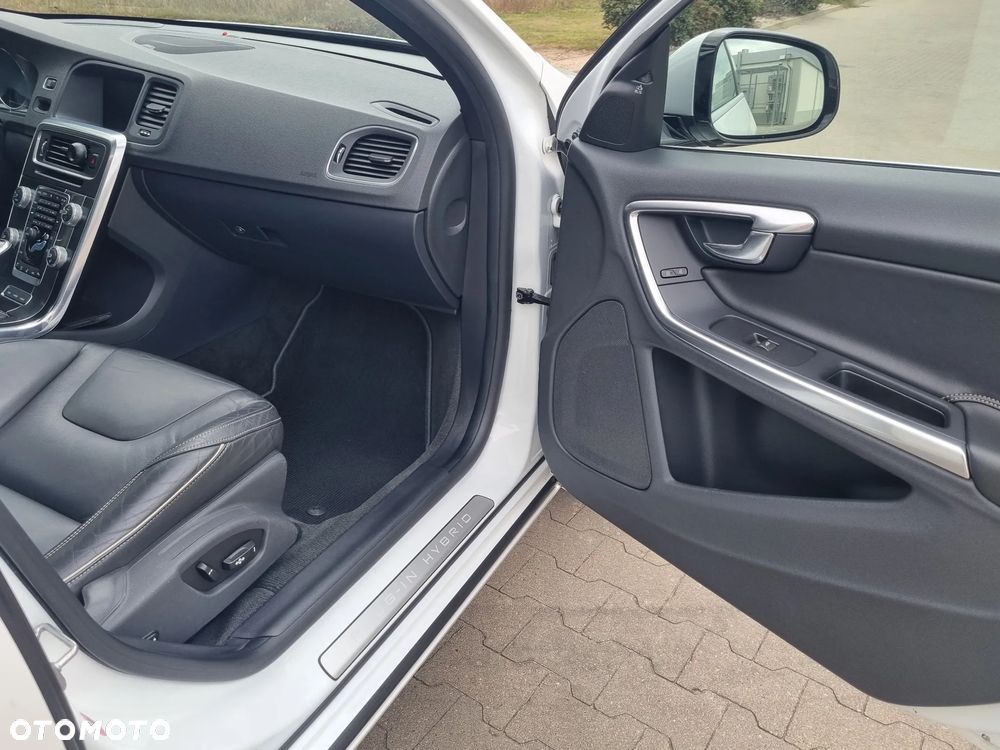 Volvo V60 D6 AWD Plug-in Hybrid R-Design Summum - 29
