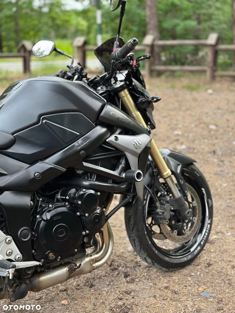 Suzuki GSR - 6