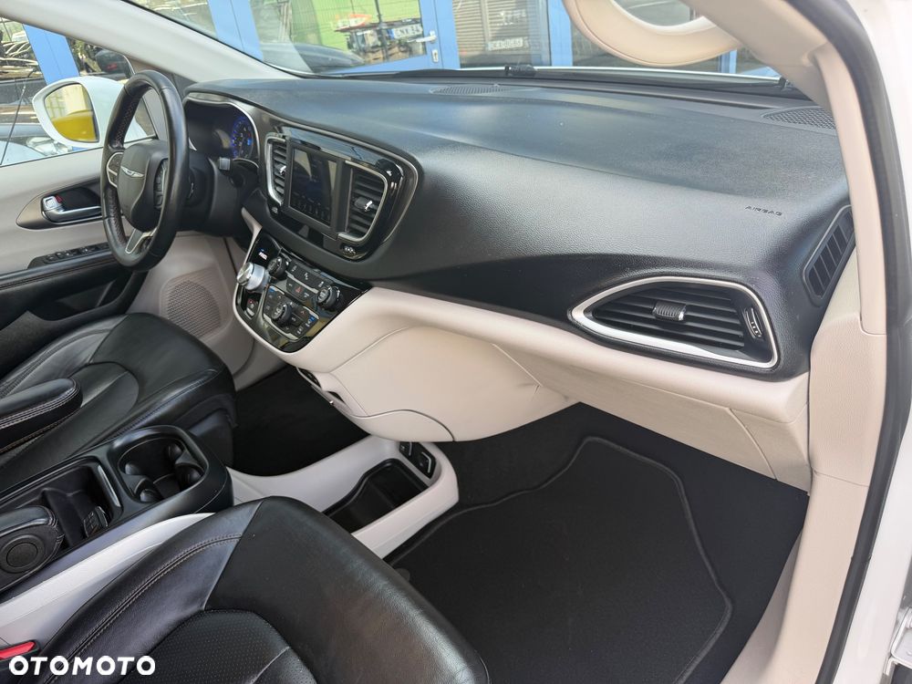 Chrysler Pacifica - 27