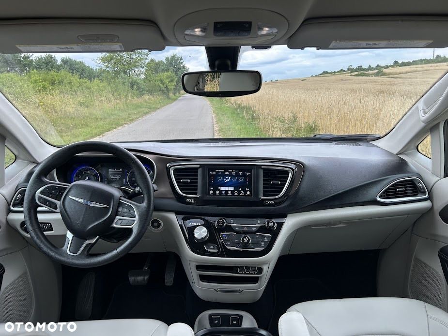 Chrysler Town & Country - 17