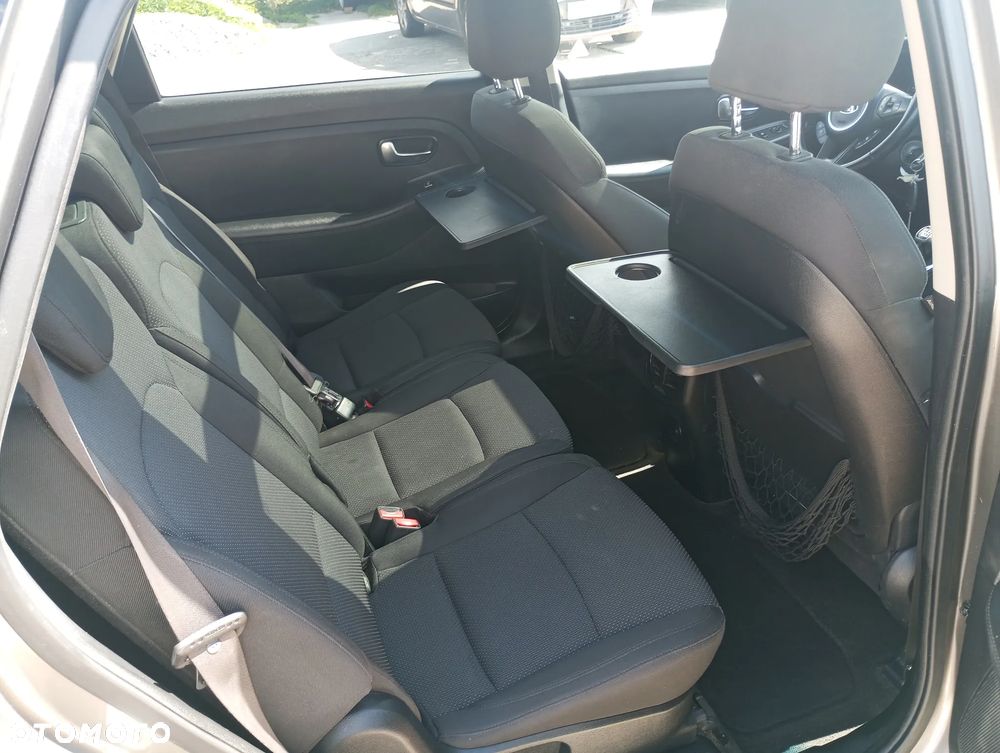 Kia Carens - 10