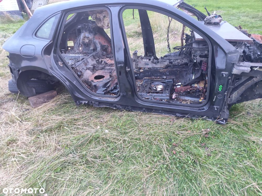 Porsche Macan Turbo S 14r. Blotnik lewy tył ćwiartka dach podłużnica przód lewa dokumenty - 3
