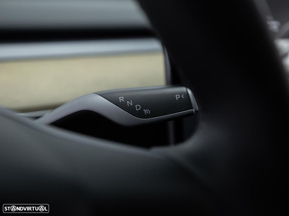 Tesla Model Y RWD — fotografia 19
